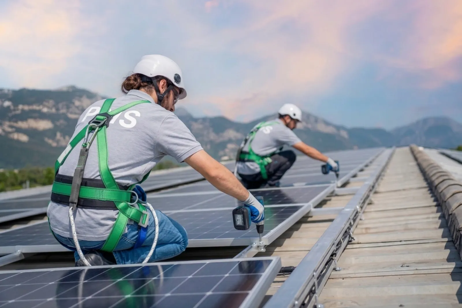 Équipe PNS — Panneaux solaires Amiens Équipe PNS technicien RGE installation panneaux solaires à Amiens