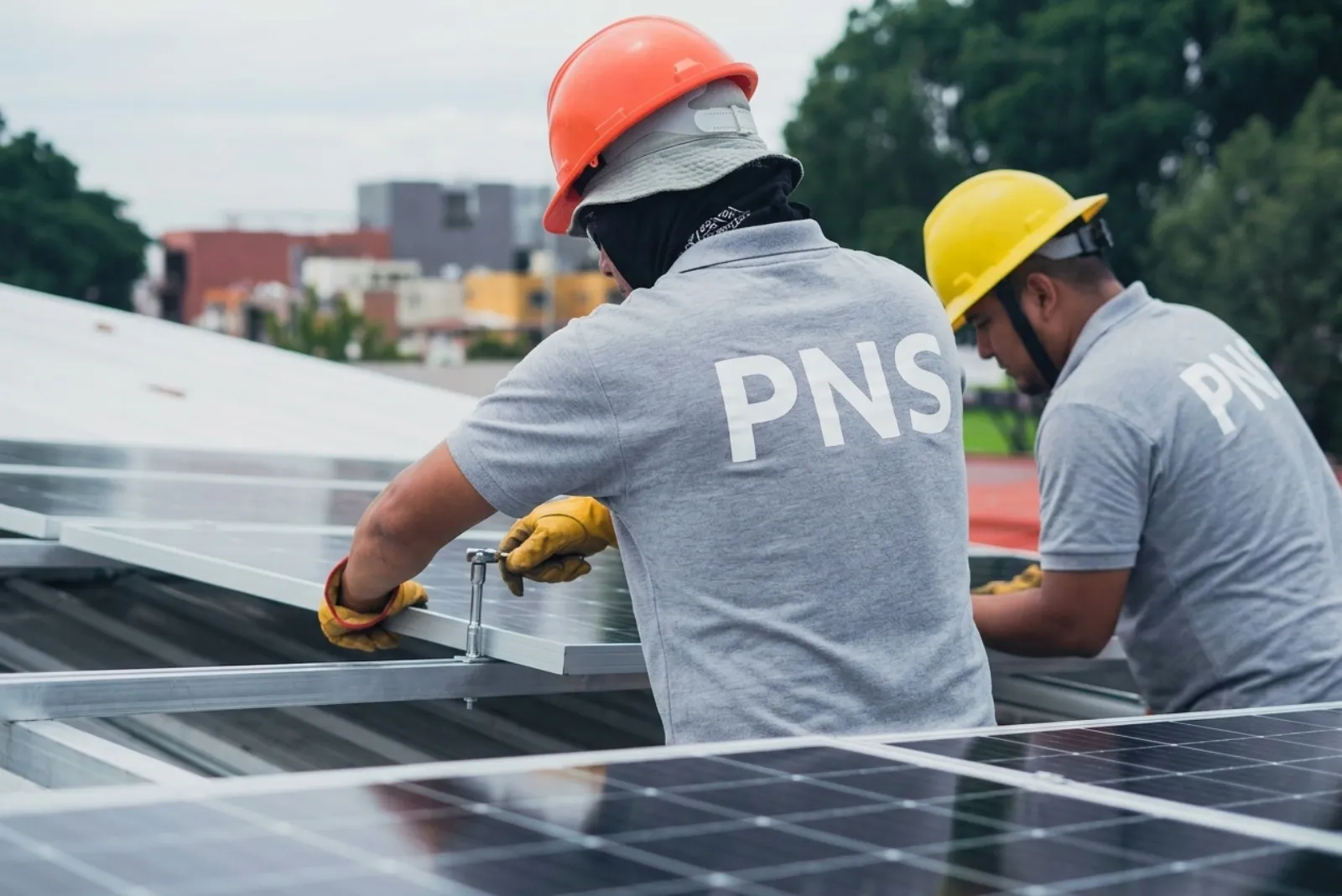 Équipe PNS installant des panneaux solaires sur une toiture à Amiens